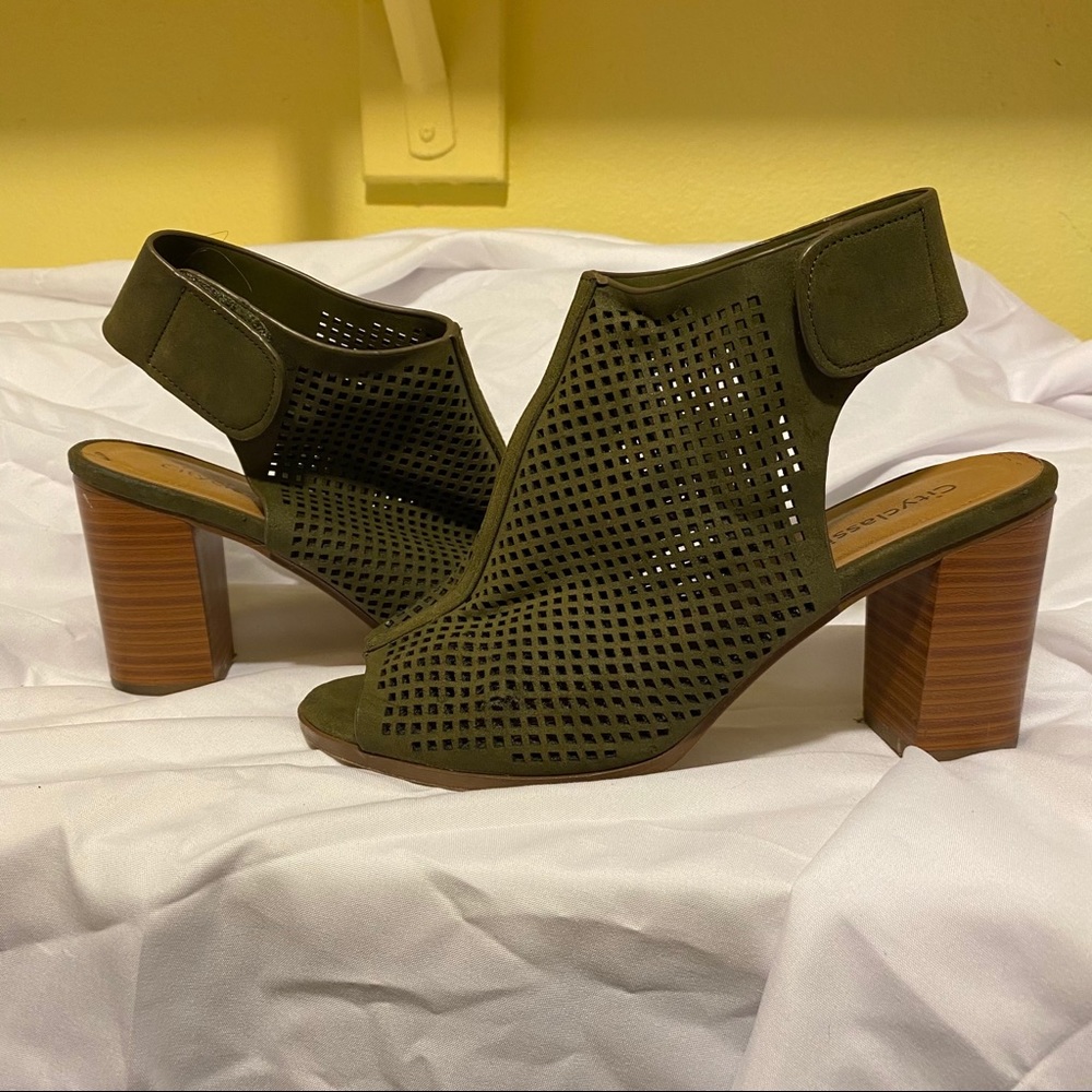Heel-less booties
